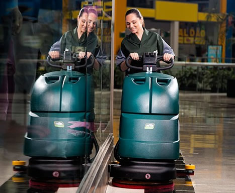 Lavadoras de Piso Tripuladas vs. Andar a Pé Qual a Ideal para Sua Área